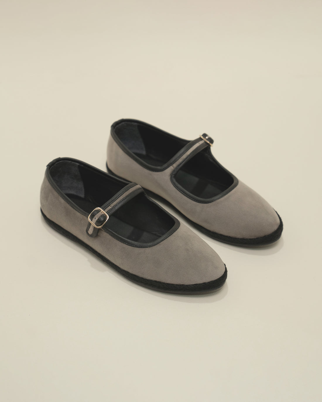 IVY GREY FLATS