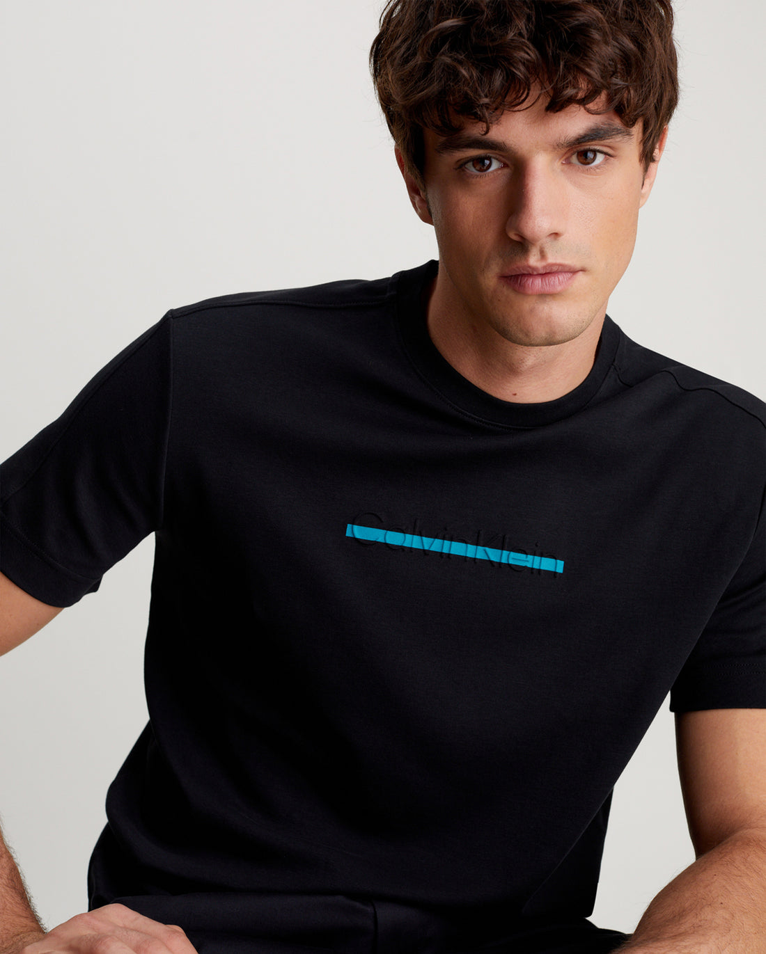 COLOR EMBOSSED LOGO T-SHIRT