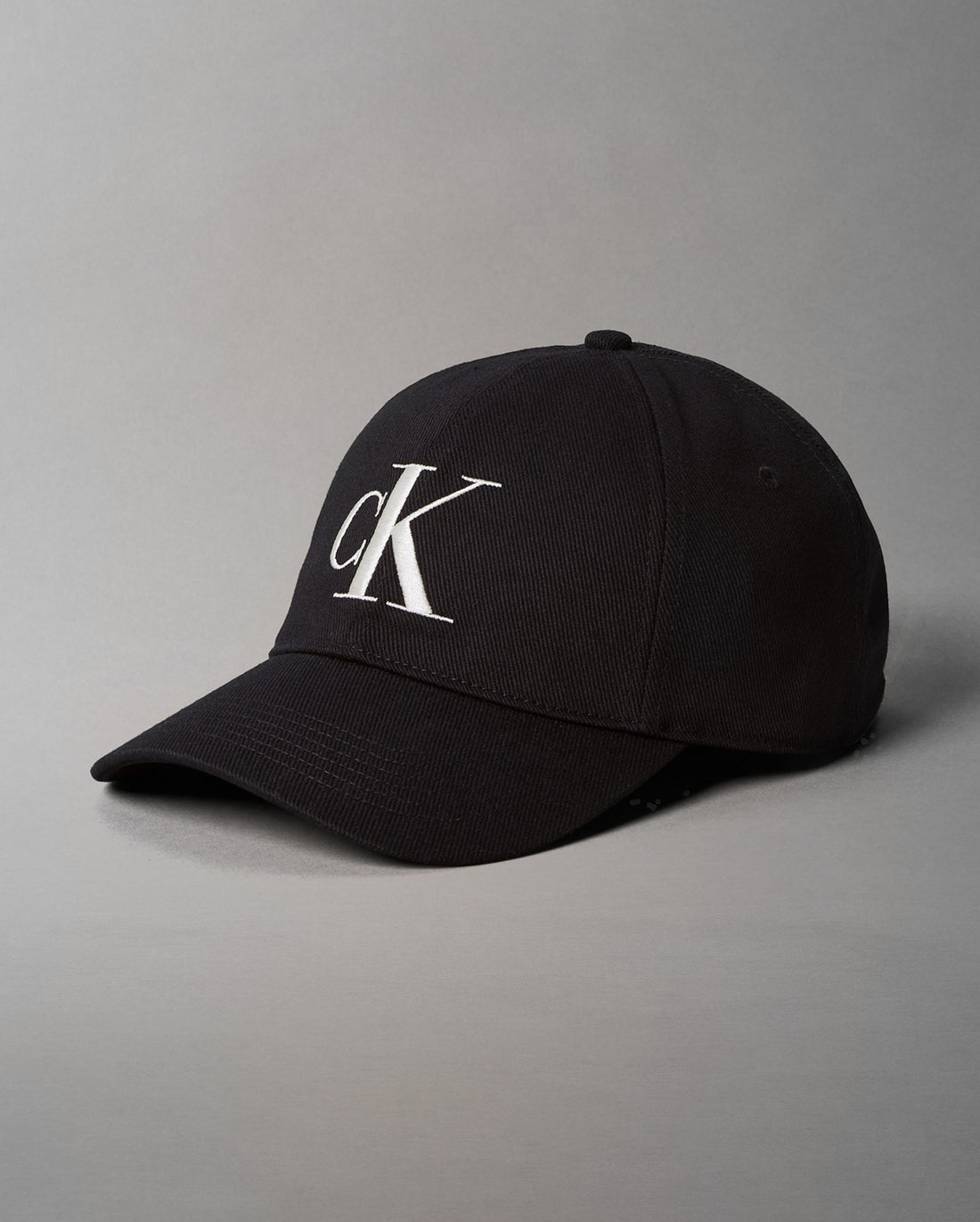 CAP WHITH EMBROIDERED MONOGRAM