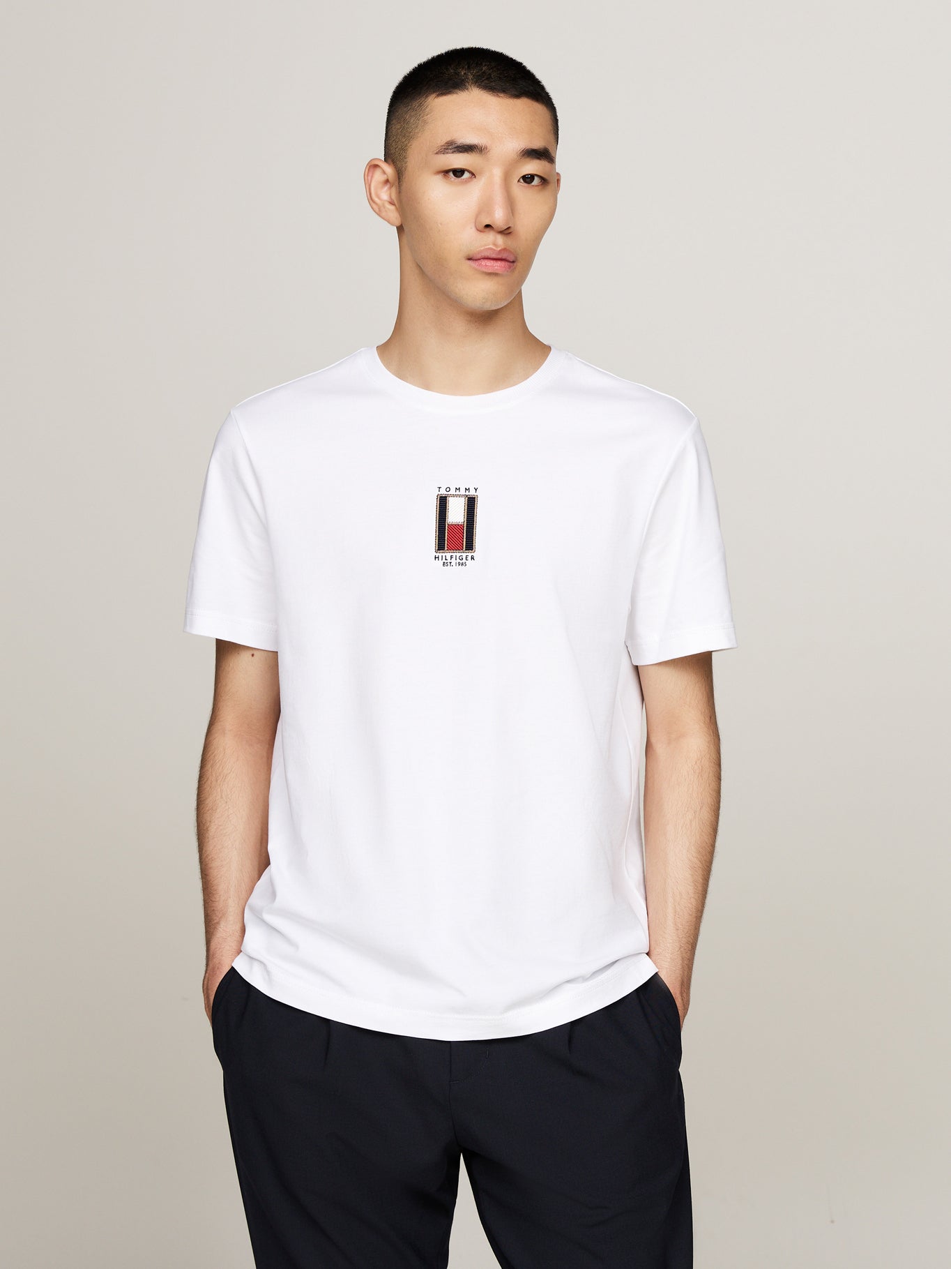 WHITE T-SHIRT WITH VERTICAL LOGO