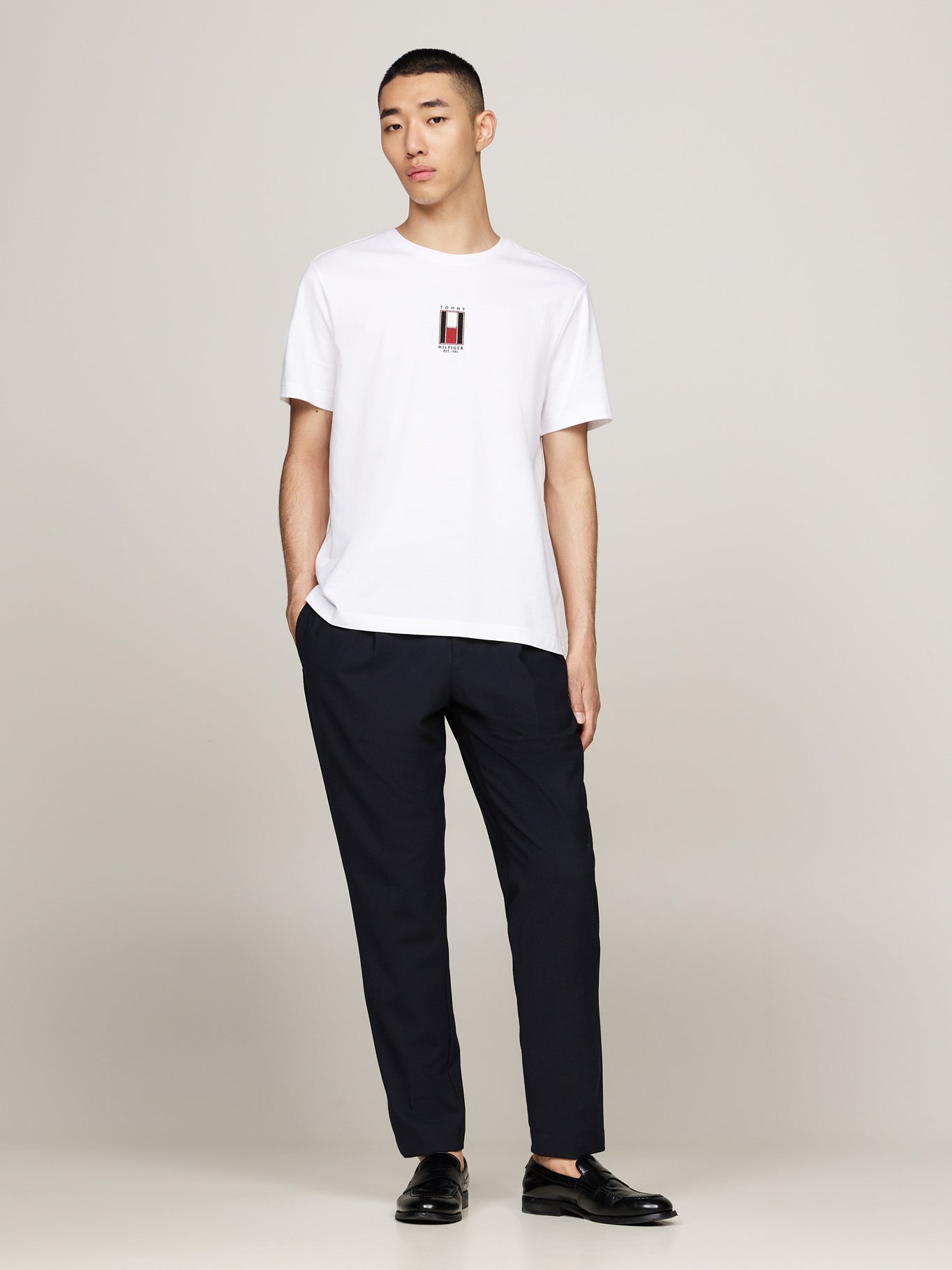 WHITE T-SHIRT WITH VERTICAL LOGO