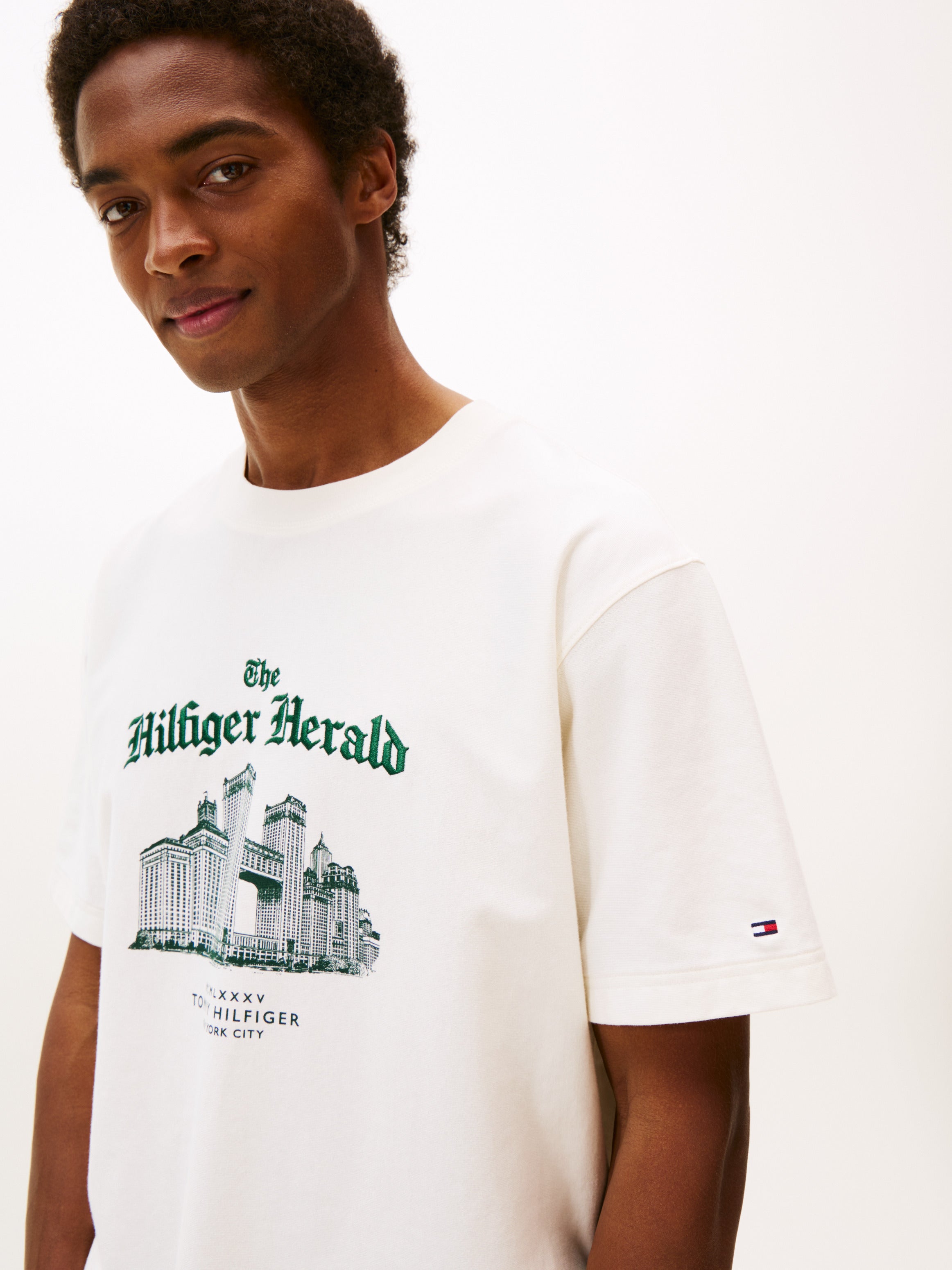 GRAPHIC RELAXED CREW NECK TEE