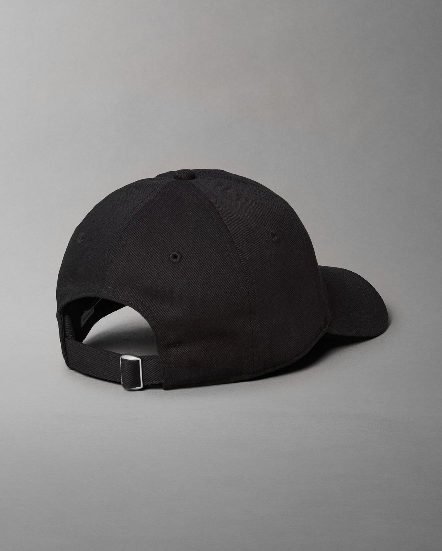 CAP WHITH EMBROIDERED MONOGRAM